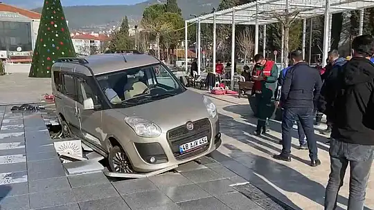 ARAÇ SU FISKİYE ALANINI ÇÖKERTTİ, MAHSUR KALDI