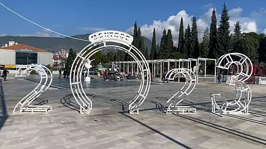 ARAÇ SU FISKİYE ALANINI ÇÖKERTTİ, MAHSUR KALDI