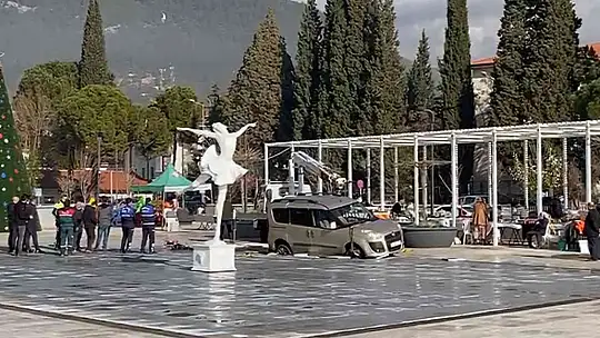 ARAÇ SU FISKİYE ALANINI ÇÖKERTTİ, MAHSUR KALDI