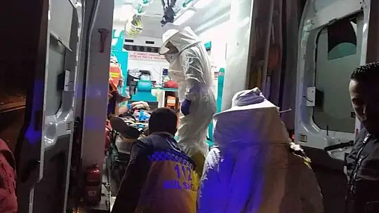 Arı kovanı taşıyan kamyonet devrildi: 2 yaralı