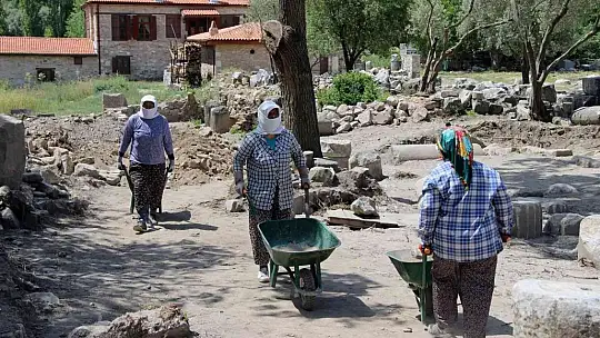 Arkeolojiye kadınlardan hassas dokunuş