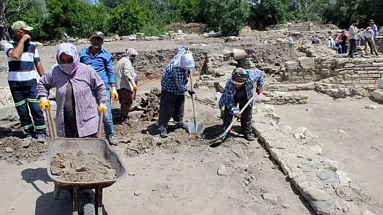 Arkeolojiye kadınlardan hassas dokunuş
