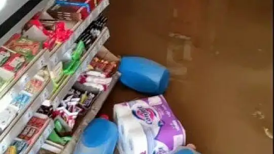 Asfalt bomba gibi patladı minibüs çukura düştü, süpermarketi su bastı