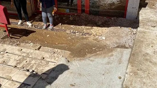 Asfalt bomba gibi patladı minibüs çukura düştü, süpermarketi su bastı