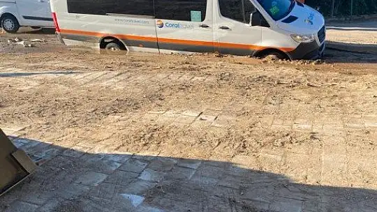 Asfalt bomba gibi patladı minibüs çukura düştü, süpermarketi su bastı