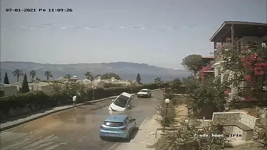 Asfalt yarıldı, lüks cip içine düştü, o anlar saniye saniye güvenlik kamerasına yansıdı