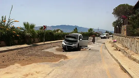 Asfalt yarıldı, lüks cip içine düştü, o anlar saniye saniye güvenlik kamerasına yansıdı