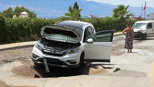 Asfalt yarıldı, lüks cip içine düştü, o anlar saniye saniye güvenlik kamerasına yansıdı