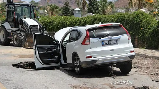 Asfalt yarıldı, lüks cip içine düştü, o anlar saniye saniye güvenlik kamerasına yansıdı