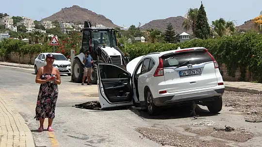 Asfalt yarıldı, lüks cip içine düştü, o anlar saniye saniye güvenlik kamerasına yansıdı