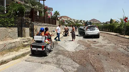 Asfalt yarıldı, lüks cip içine düştü, o anlar saniye saniye güvenlik kamerasına yansıdı