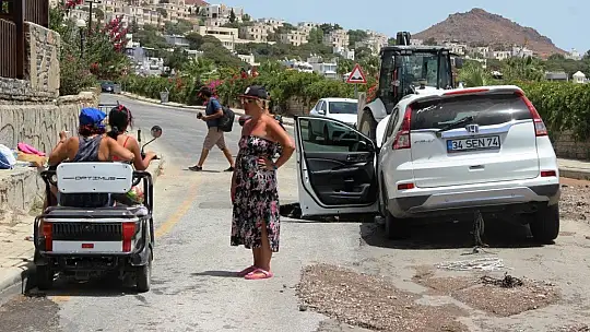 Asfalt yarıldı, lüks cip içine düştü, o anlar saniye saniye güvenlik kamerasına yansıdı