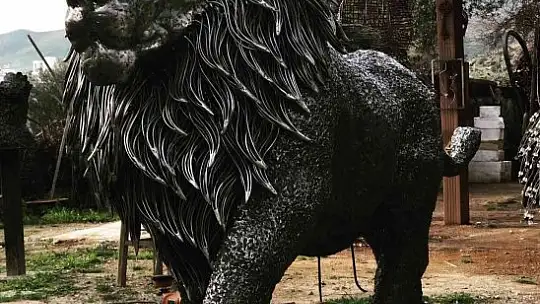 Aslan heykelini Galatasaray - Barcelona maçına yetiştirdiler