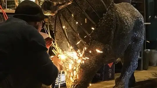 Aslan heykelini Galatasaray - Barcelona maçına yetiştirdiler