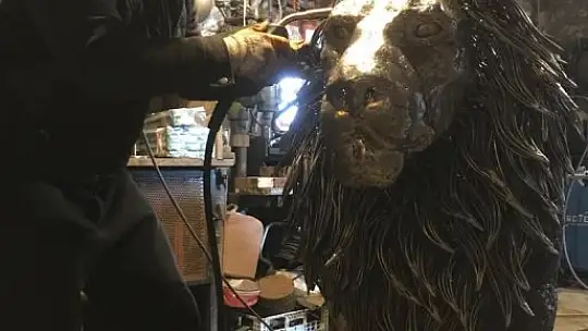 Aslan heykelini Galatasaray - Barcelona maçına yetiştirdiler