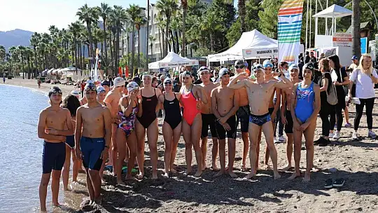 Atatürk'ü yüzerek andılar