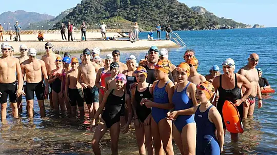 Atatürk'ü yüzerek andılar