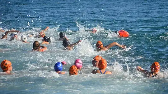 Atatürk'ü yüzerek andılar