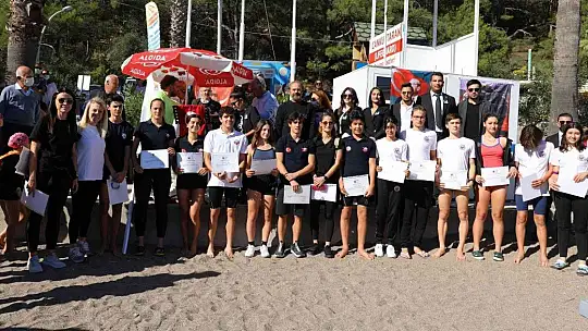 Atatürk'ü yüzerek andılar