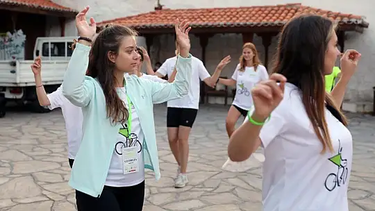 Avrupalı bisikletçiler, Zeybek oynadı