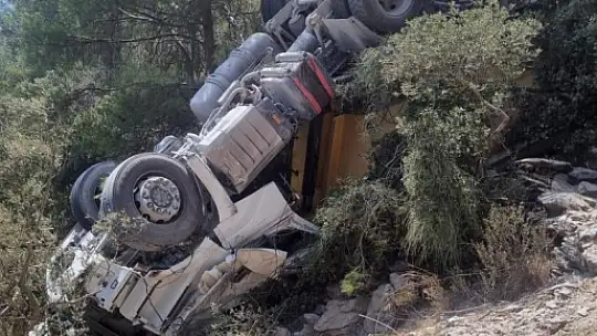 Maden Taşıyan Kamyon Uçuruma Yuvarlandı