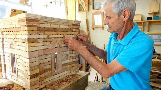 Muğla'nın tarihi simgesi şadırvan ve saatli kulenin maketini yapıyor