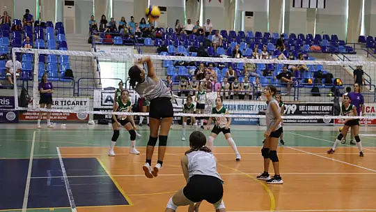 Minik voleybolcular Zafer Bayramı için oynadı