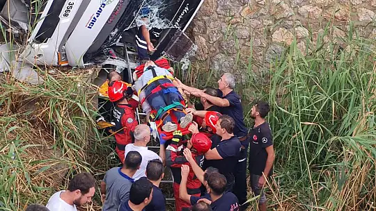 Midibüs Dereye Devrildi