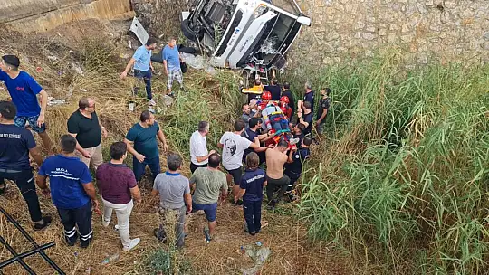 Midibüs Dereye Devrildi