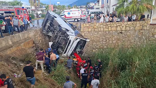 Midibüs Dereye Devrildi