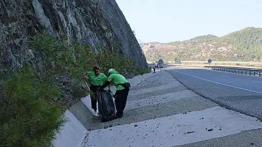 Sokaklara Kadın Eli Değdi