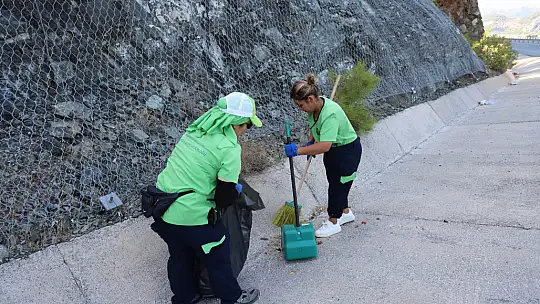 Sokaklara Kadın Eli Değdi