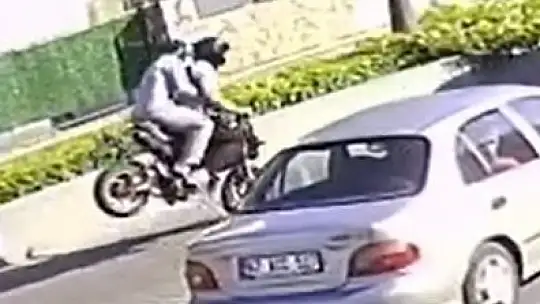 Motosiklet Takla Attı