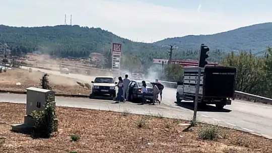 Araç Orta Refüje Savruldu, 6 Kişi Yaralandı