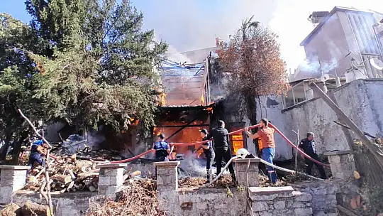 150 yıllık tarihi binayı alevler yuttu