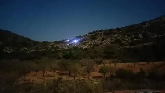 Jandarma mahsur kalan 15 düzensiz göçmeni kurtardı