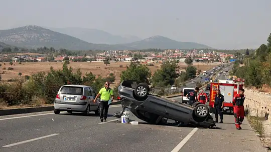 Araç takla attı: 3 yaralı