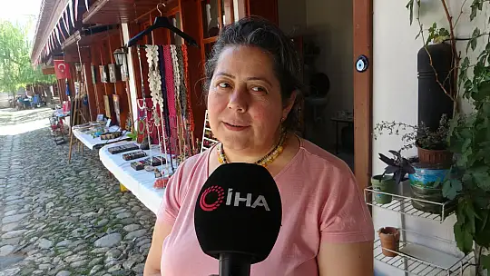 Ev hanımları kendi ürünlerin satışını yapıyor.