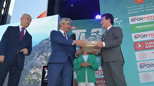 Türkiye Bisiklet Turu'nun Fethiye-Marmaris etap birincisi Philipsen oldu