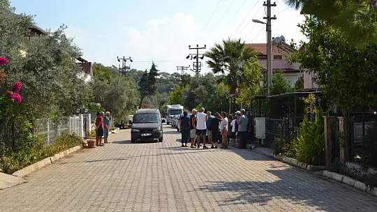 Komşusunu bıçaklayıp, arabaları çizdi