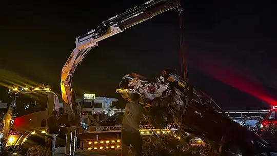 Metal Yığınına Dönen Araçtan Sağ Çıktılar