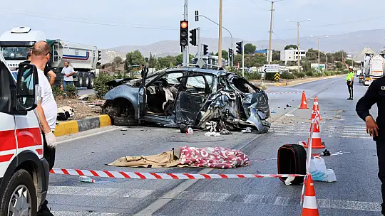 Otomobil Otobüsün Altında Kaldı