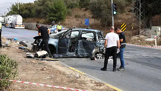 Otomobil Otobüsün Altında Kaldı