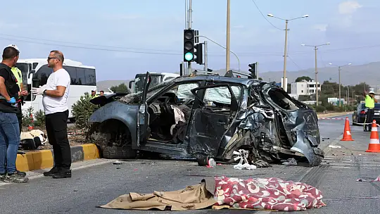 Otomobil Otobüsün Altında Kaldı