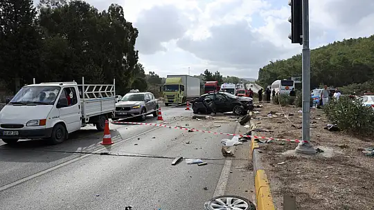 Otomobil Otobüsün Altında Kaldı