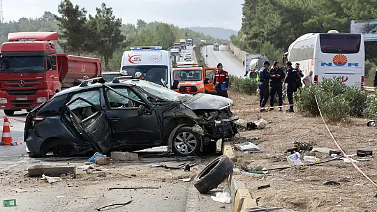 Otomobil Otobüsün Altında Kaldı