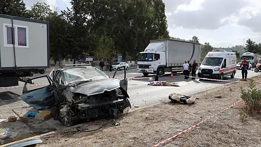 Otomobil Otobüsün Altında Kaldı