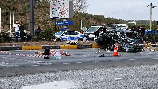 Otomobil Otobüsün Altında Kaldı