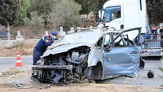 Otomobil Otobüsün Altında Kaldı