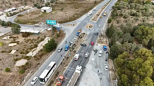 Otomobil Otobüsün Altında Kaldı